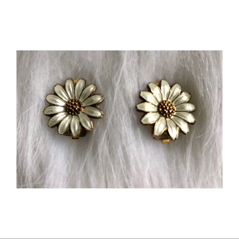 Vintage Daisy clip on earrings
